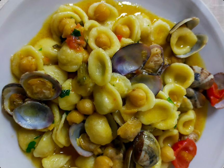 Orecchiette con vongole e ceci.