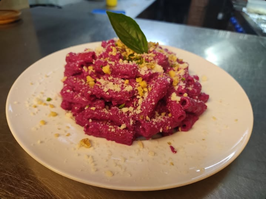Rigatoni alla rapa rossa con pistacchio.